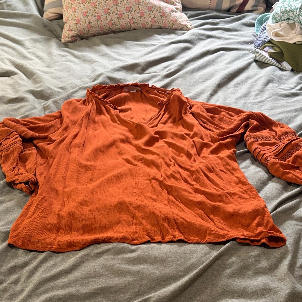 Knox rose bury orange flowy top 
Size L
